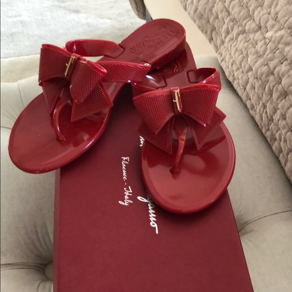 Salvatore ferragamo size 5 bow flip flops